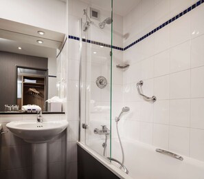 Rainfall showerhead, free toiletries, hair dryer, towels - Radisson Hotel & Conference Centre London Heathrow (West Drayton)