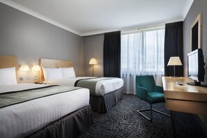 Family Room | In-room safe, desk, laptop workspace, soundproofing - Radisson Hotel & Conference Centre London Heathrow (West Drayton)