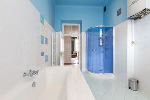 Douche, sèche-cheveux, serviettes fournies, savon