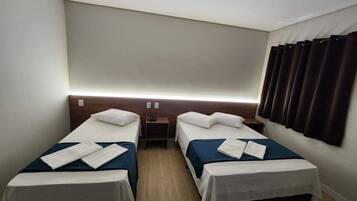 Quarto quádruplo luxo, várias camas | Frigobar, quartos à prova de som, Wi-Fi de cortesia