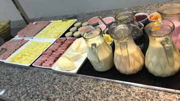 Un buffet proposant une variété de plats et de boissons.