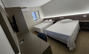 デラックス ダブルまたはツインルーム | ミニバー、防音設備、WiFi (無料)