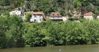 Beautiful detached Quercy house facing the beach at Saint Cirq Lapopie