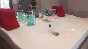 Dusj, hårføner, håndklær og såpe