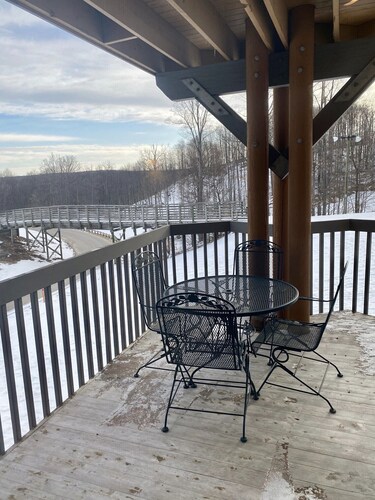 Ski In / Out condominio totalmente remodelado en Shanty Creek Cedar River