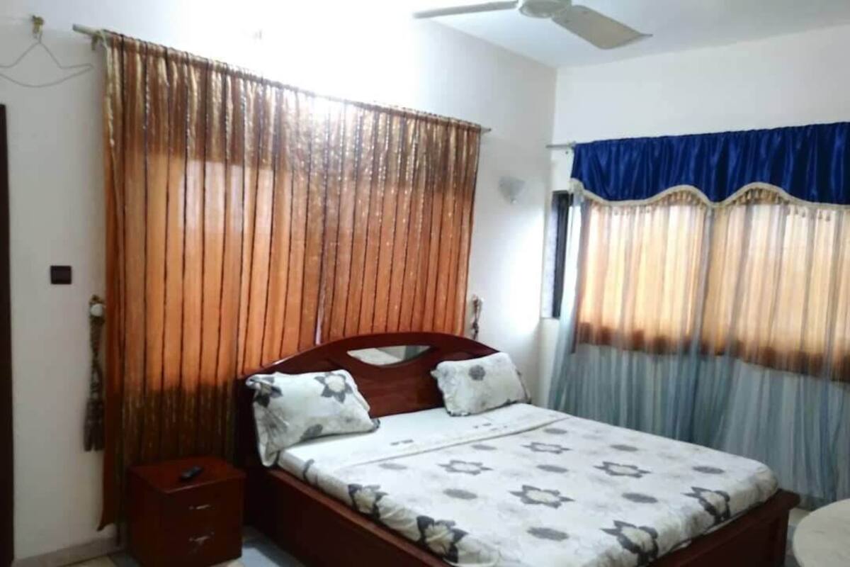 Habitación doble estándar | Minibar, escritorio, cortinas blackout y insonorización