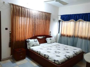 Standard Double Room | Minibar, desk, blackout drapes, soundproofing - Hôtel 2 La Place (Cotonou)