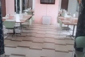 Se sirven desayunos, almuerzos, cenas y cocina local e internacional 