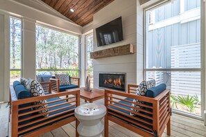 Smart TV, fireplace, video games, Netflix