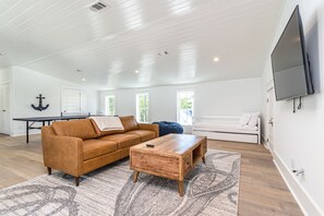 Smart-TV, Kamin, Videospiele, Netflix