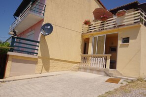 Front of property - Apartments Opsenica (Rab)
