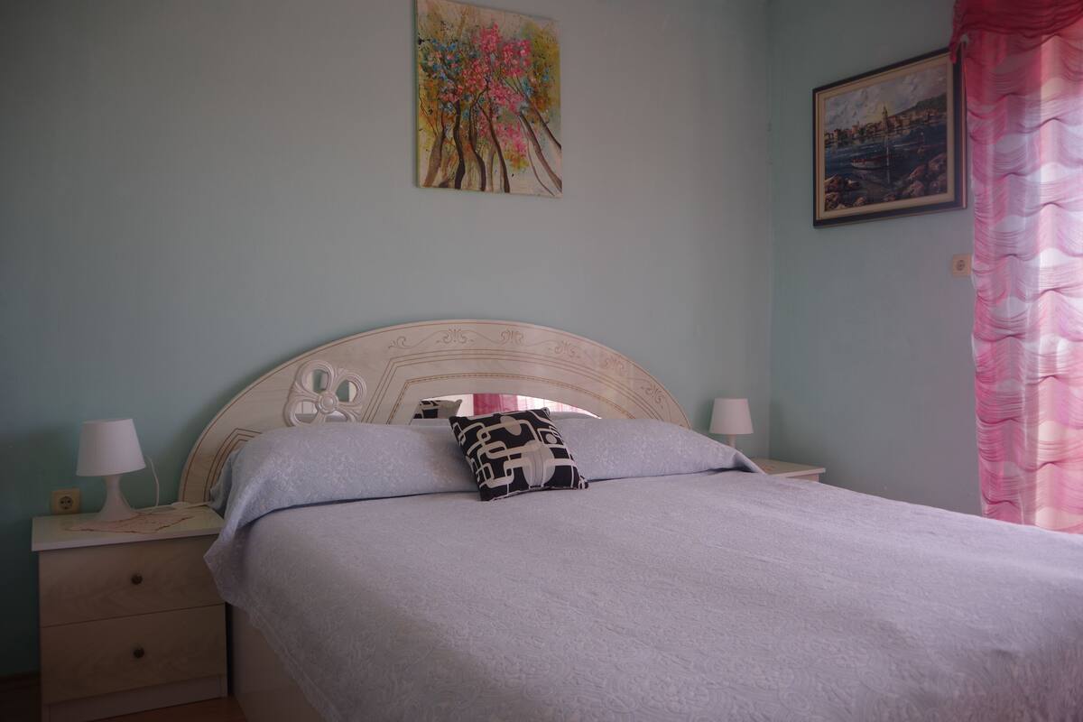 Appartamento, 1 camera da letto, terrazzo | Una scrivania, postazione laptop, tende oscuranti, ferro/asse da stiro
