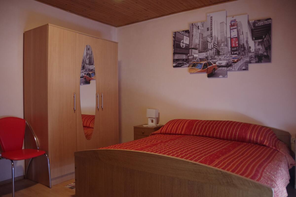 Appartamento, 1 camera da letto, terrazzo, vista mare | Una scrivania, postazione laptop, tende oscuranti, ferro/asse da stiro
