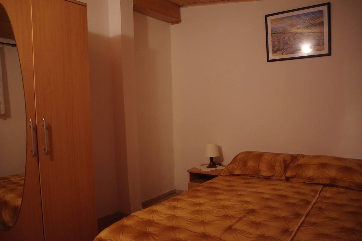 Appartamento, 1 camera da letto, balcone | Una scrivania, postazione laptop, tende oscuranti, ferro/asse da stiro
