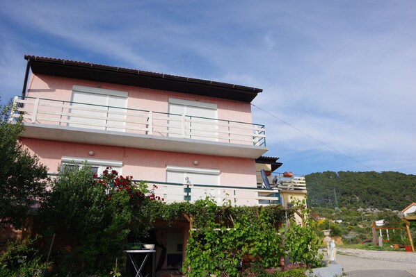 Front of property - Apartments Opsenica (Rab)