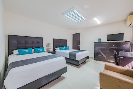 高级四人房 | 防过敏的被褥、特色装修、特色家居、办公桌