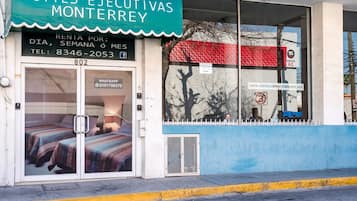 Vista frontal de la propiedad