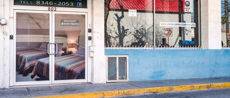 A hotel named 'Suites Ejecutivas Monterrey' with a contact number and WhatsApp number visible.
