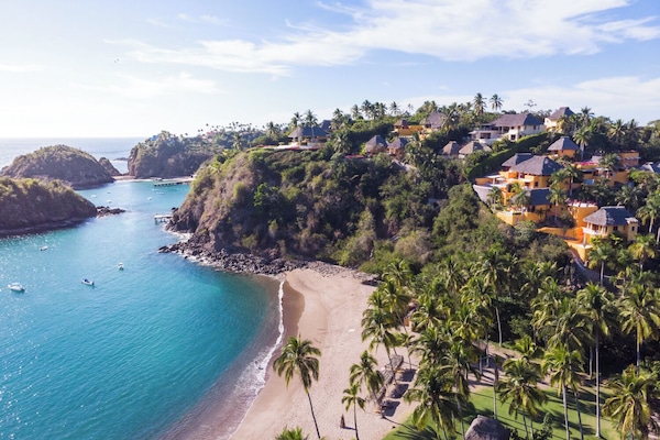 Playa privada, sombrillas