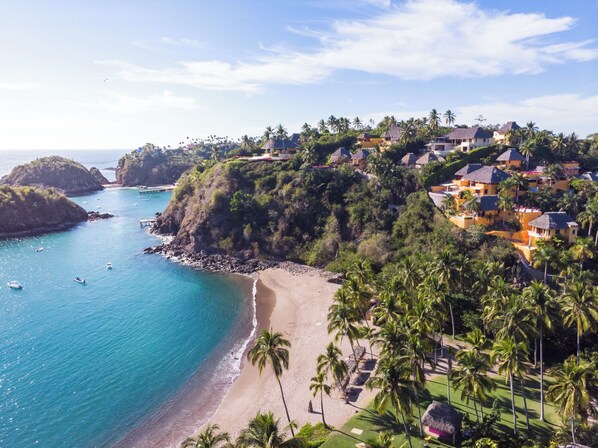 Playa privada y sombrillas 