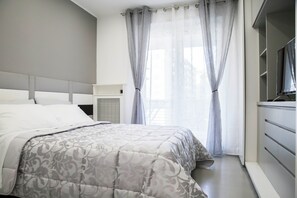 2 habitaciones, tabla de planchar con plancha y cuna de viaje 