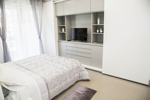2 habitaciones, tabla de planchar con plancha y cuna de viaje