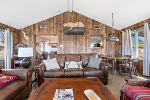 Smart TV, fireplace, ping pong, books - Shadow Dance Ranch-Private 2000 Acres and 2 Lakes with Plenty of Water to Enjoy! (Tarpley)