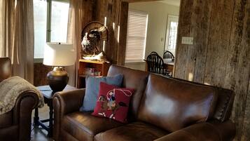 Smart TV, chimenea, tenis de mesa y libros