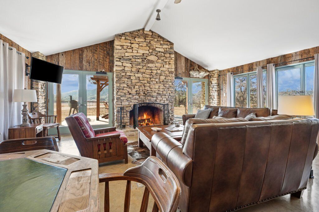 智能電視、壁爐、乒乓球設施、書籍