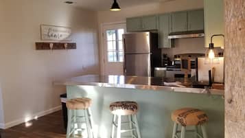 Full-size fridge, microwave, oven, stovetop