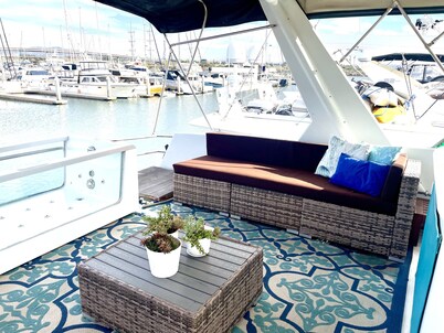 The West Star Yacht Staycation en el agua
