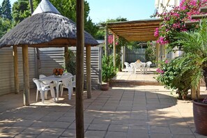 Outdoor dining - Suite 3-Doves Nest Guest House-Bed and Breakfast (Rhodesfield)