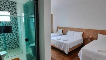 1 quarto, frigobar, escrivaninha, cortinas blackout