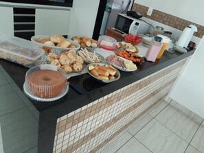 Free daily buffet breakfast - Pousada Limas Suítes (Capitólio)