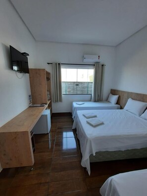 1 habitación, minibar, escritorio y cortinas blackout