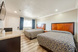 Quarto luxo, 2 quartos | Escrivaninha, Wi-Fi de cortesia