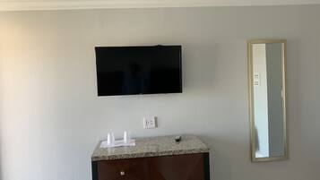 Quarto luxo, 2 quartos | Escrivaninha, Wi-Fi de cortesia