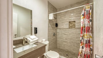 Combinació de dutxa i banyera i tovalloles