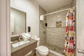 Combined shower/bathtub, towels