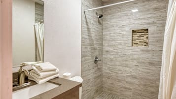 Combined shower/tub, towels