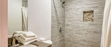 Combined shower/tub, towels