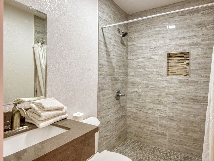 Combined shower/tub, towels