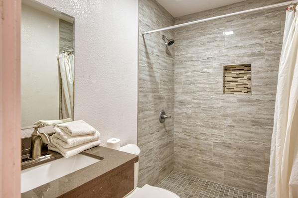 Combined shower/tub, towels