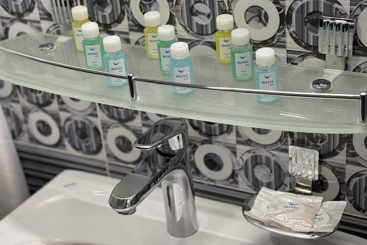 Shower, hydromassage showerhead, free toiletries, hair dryer