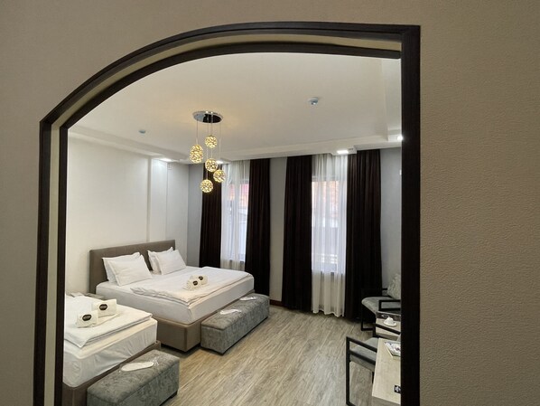 Cortinas blackout, tabla de planchar con plancha y wifi gratis 