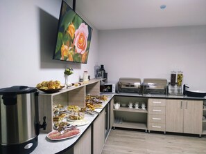 朝食 (ビュッフェ)、毎日提供 (無料)