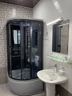 Kamar Keluarga | Kamar mandi | Shower, shower pijat air,  dan perlengkapan mandi gratis