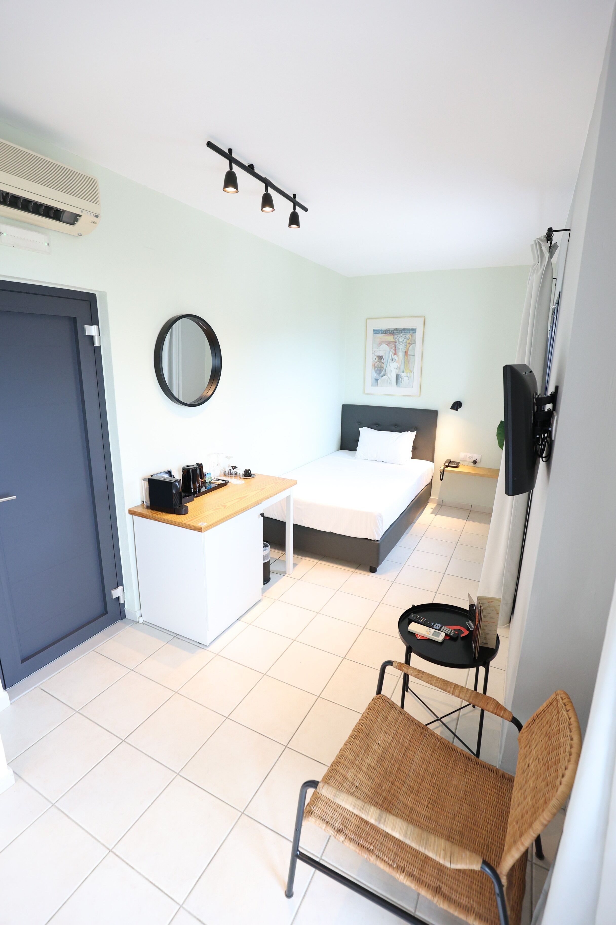 Habitación individual, balcón, vista al mar | Ropa de cama de alta calidad y caja de seguridad en la habitación 