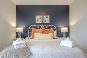 2 bedrooms, desk, iron/ironing board, travel cot - Skyline Views - Romantic & Fun - Downtown Location (Nashville)