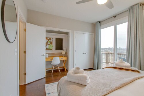 Skyline Views - Romantic & Fun - Downtown Location